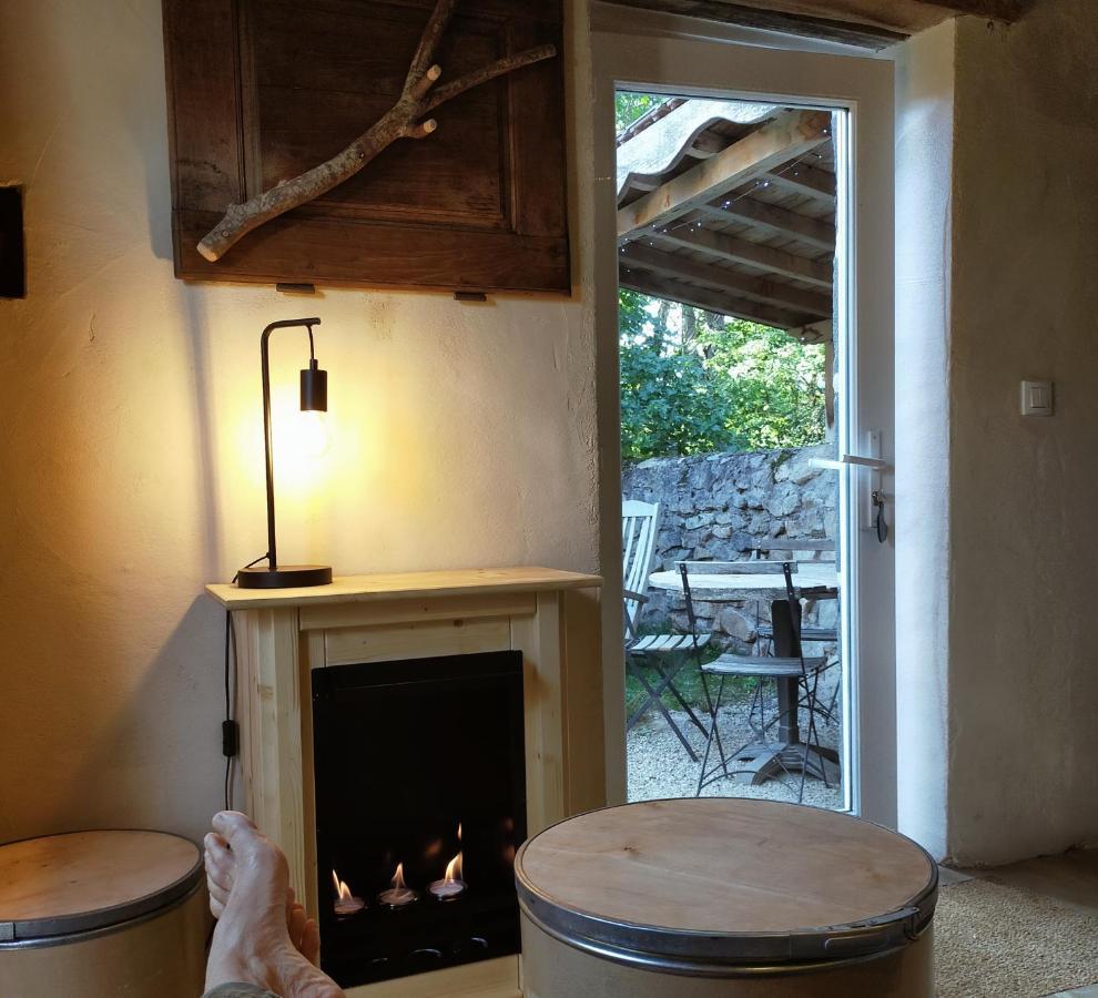 Suites De Campagne Les Eydieux, Petits Dejeuners Inclus Saint-Angel  Exterior photo